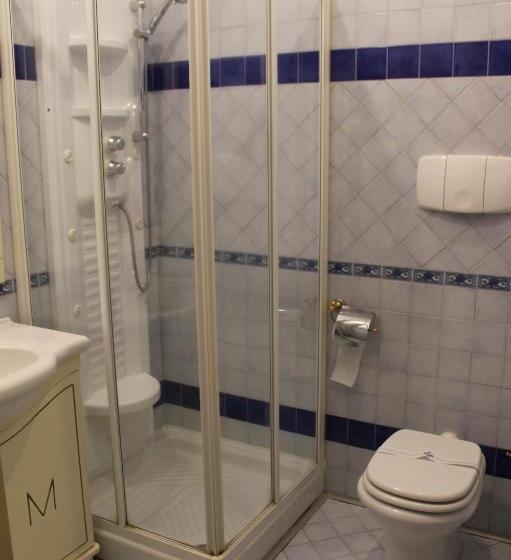 غرفة قياسية ثلاثية, Malaga