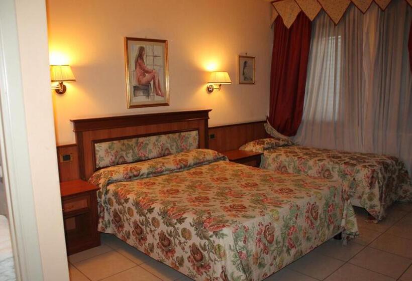 غرفة قياسية ثلاثية, Malaga