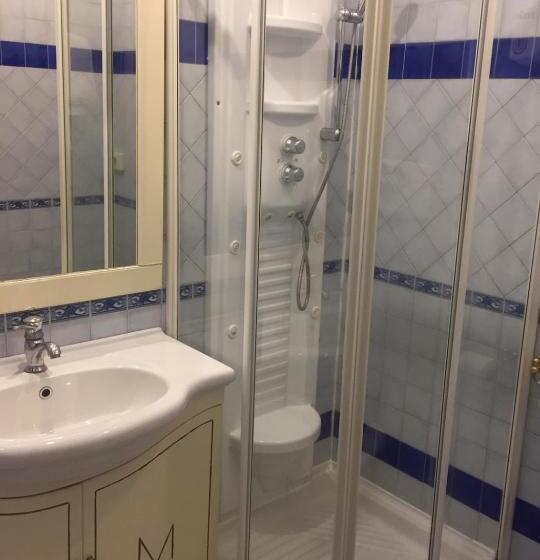 غرفة قياسية رباعية, Malaga