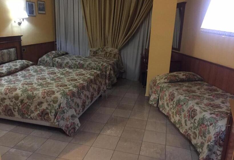 غرفة قياسية رباعية, Malaga