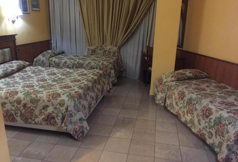 غرفة قياسية رباعية, Malaga