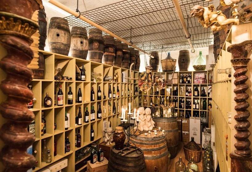 חדר סופריור, Al Plan, A Mountain Moving