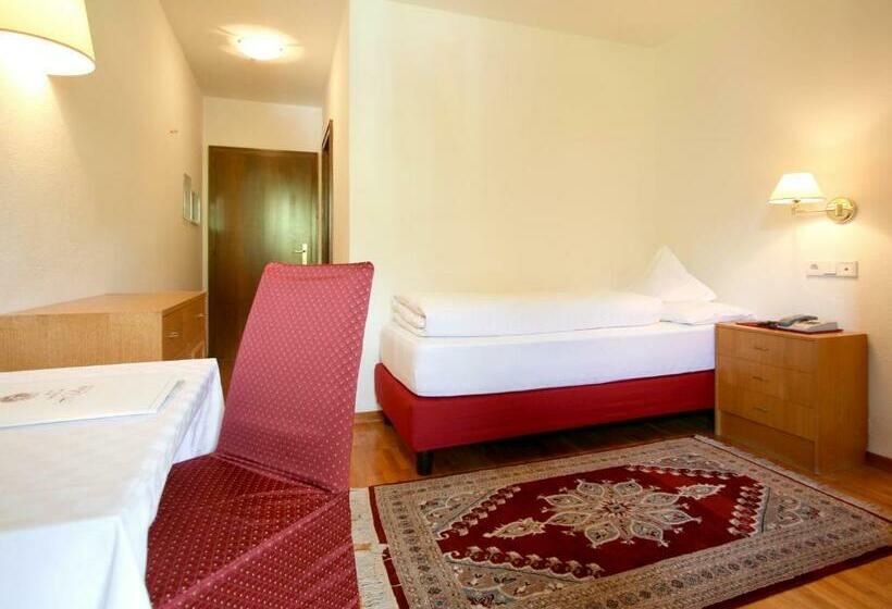 Quarto Estandar Individual, Al Plan, A Mountain Moving