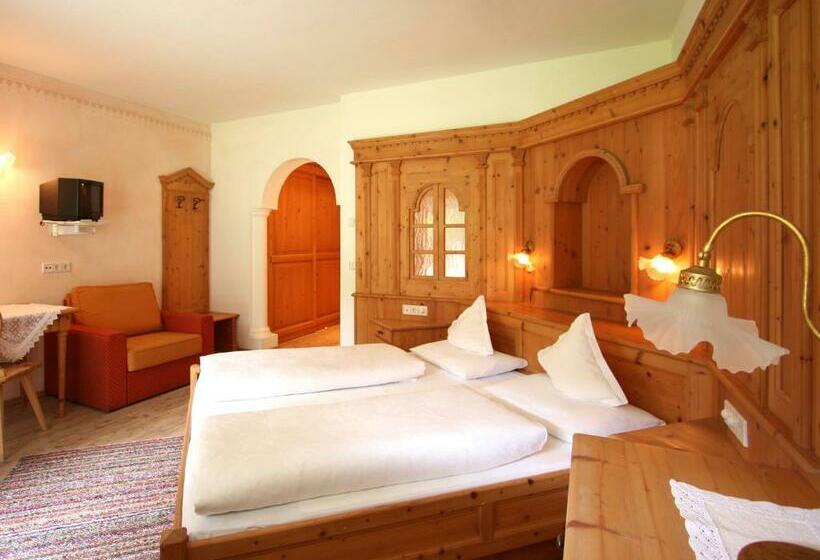 חדר סופריור, Al Plan, A Mountain Moving