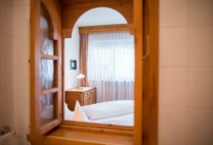 חדר סופריור, Al Plan, A Mountain Moving