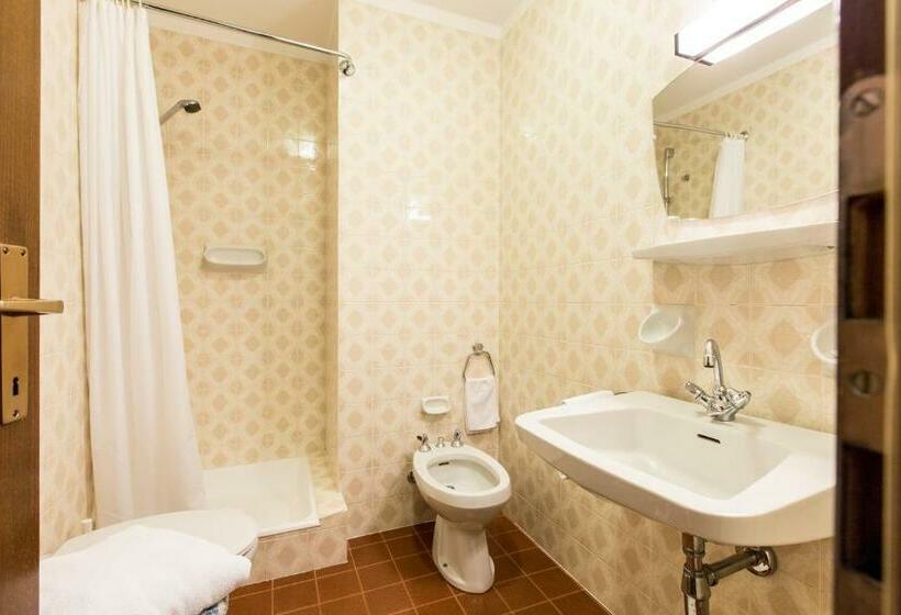 חדר סטנדרט יחיד, Al Plan, A Mountain Moving