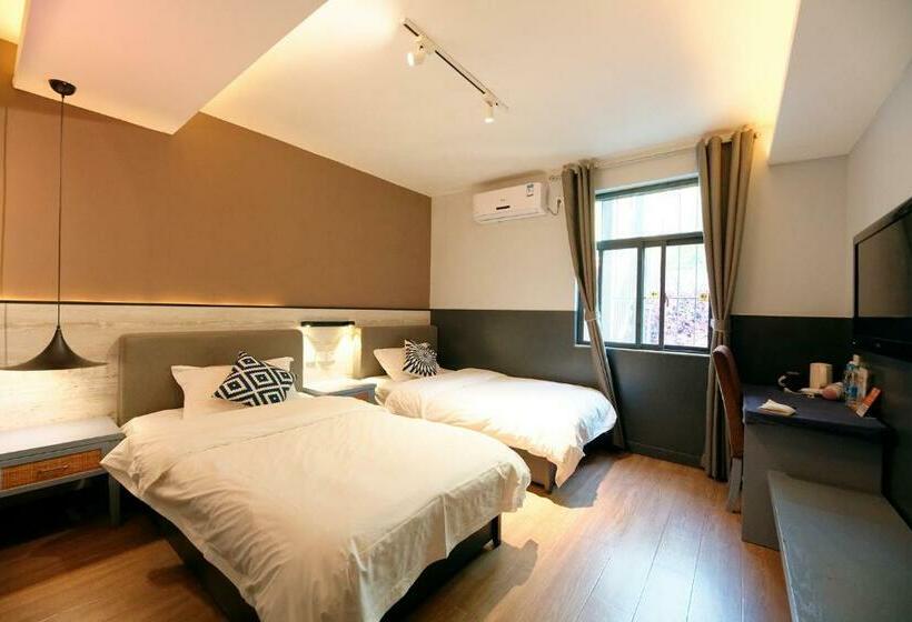 Номер Стандарт, Kunming Upland International Youth Hostel Near The City Center , 2 Mins Walk To The Green Lake,3 Min
