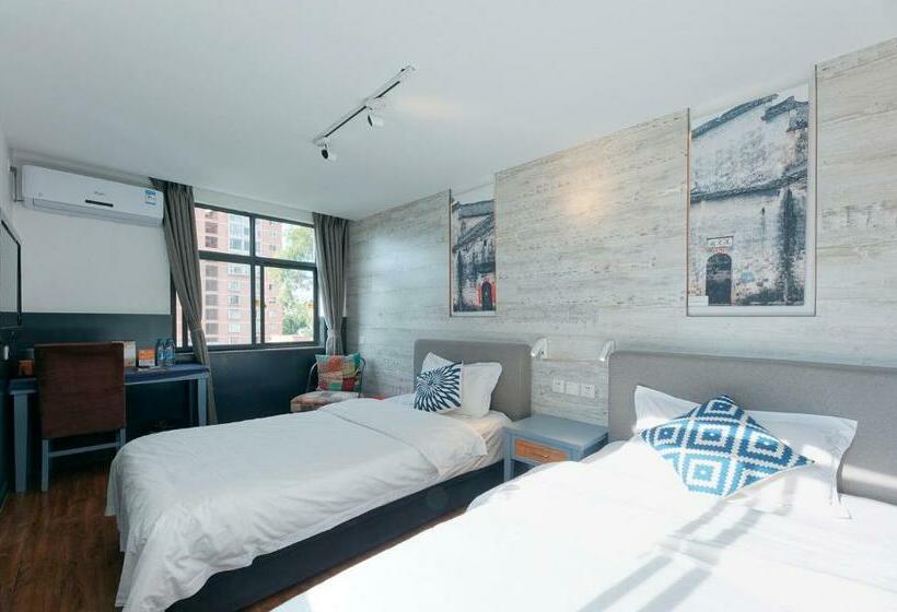 Номер Стандарт, Kunming Upland International Youth Hostel Near The City Center , 2 Mins Walk To The Green Lake,3 Min