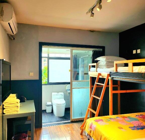 Семейный Номер, Kunming Upland International Youth Hostel Near The City Center , 2 Mins Walk To The Green Lake,3 Min
