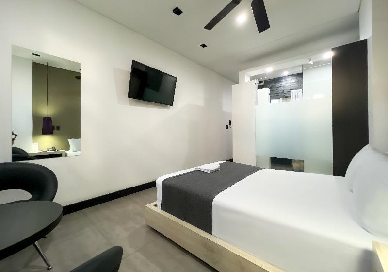 غرفة كلاسيكية, 47 Medellin Center