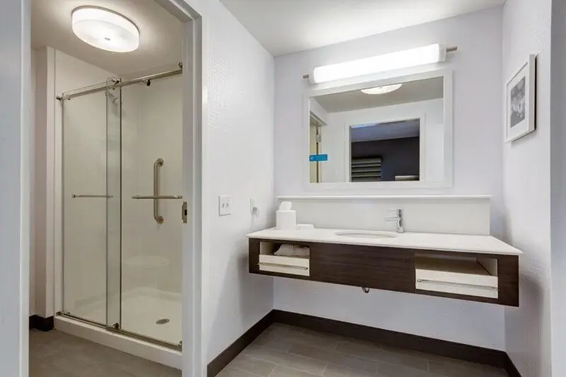 身障者適用キングサイズベッドルーム, Hampton Inn St. Louis Wentzville