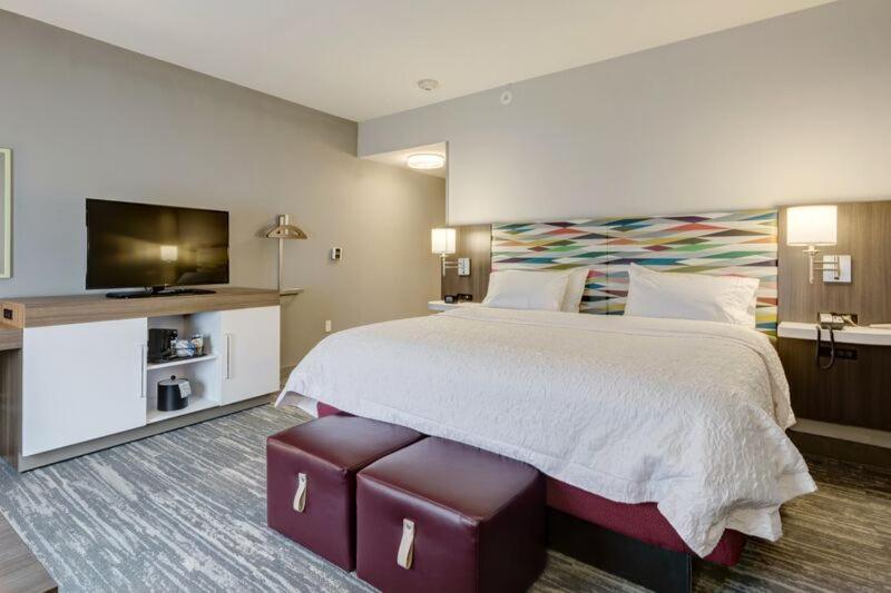 Номер Стандарт Кровать Кинг Адаптированный для Инвалидов, Hampton Inn St. Louis Wentzville