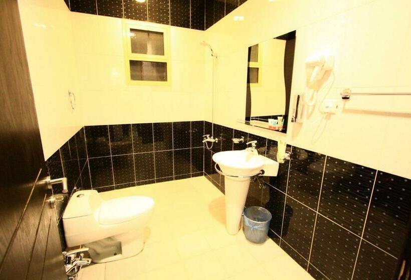 キングサイズベッドのスーペリアルーム, Rest Night Serviced Apartments Al Nafal