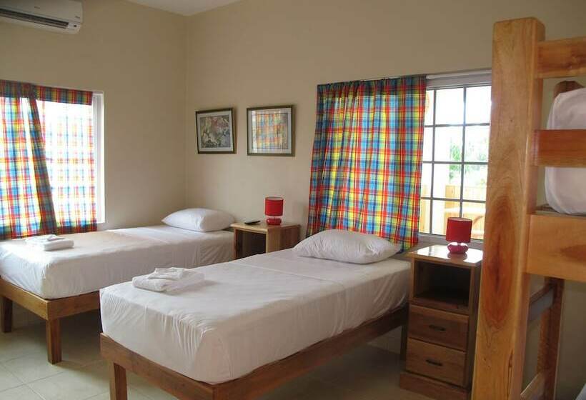 اتاق استاندارد چهار تخته, Just Next Door   Hostel