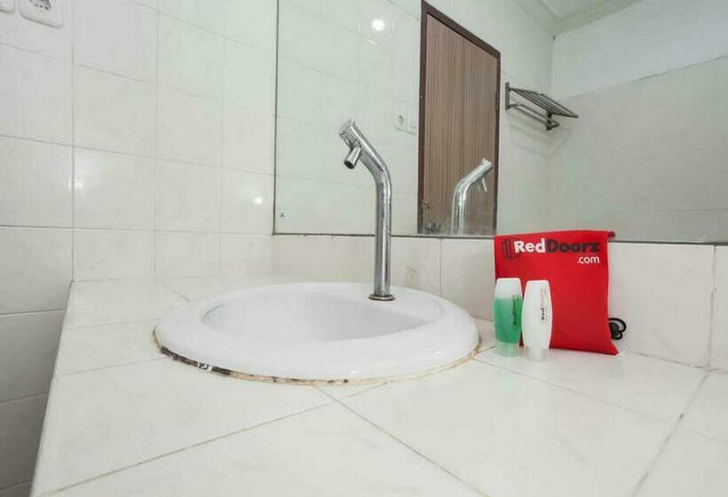 Номер Economy, Reddoorz @ Panglima Sudirman