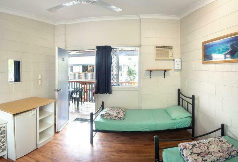 חדר סטנדרט לשלושה, Castaways Backpackers Cairns