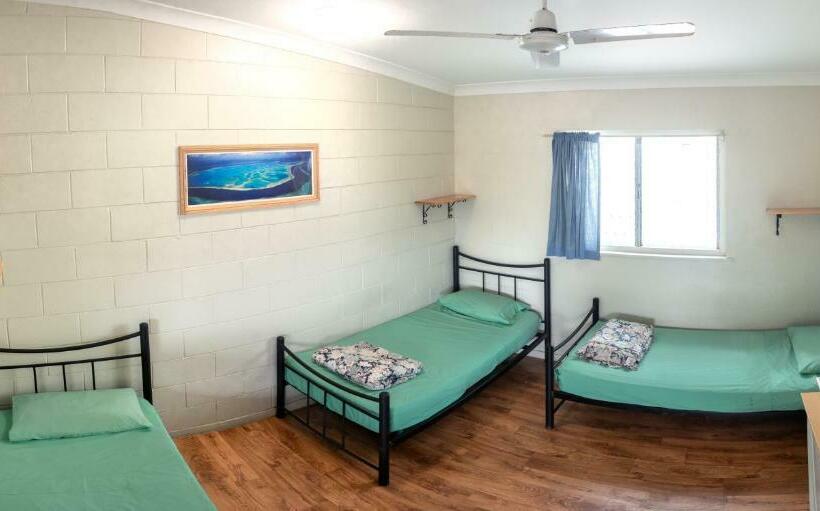 Номер Стандарт Трехместный, Castaways Backpackers Cairns