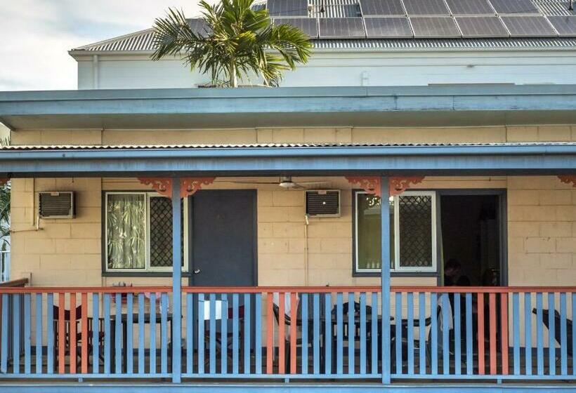 חדר סטנדרט לשלושה, Castaways Backpackers Cairns
