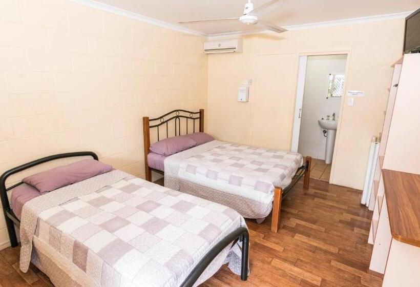 חדר סטנדרט לשלושה, Castaways Backpackers Cairns
