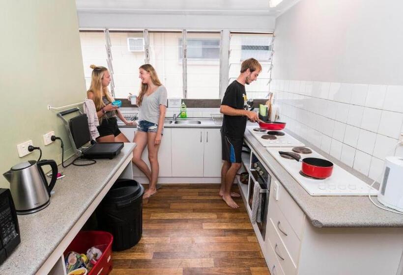 Четырехместный Номер Стандарт, Castaways Backpackers Cairns