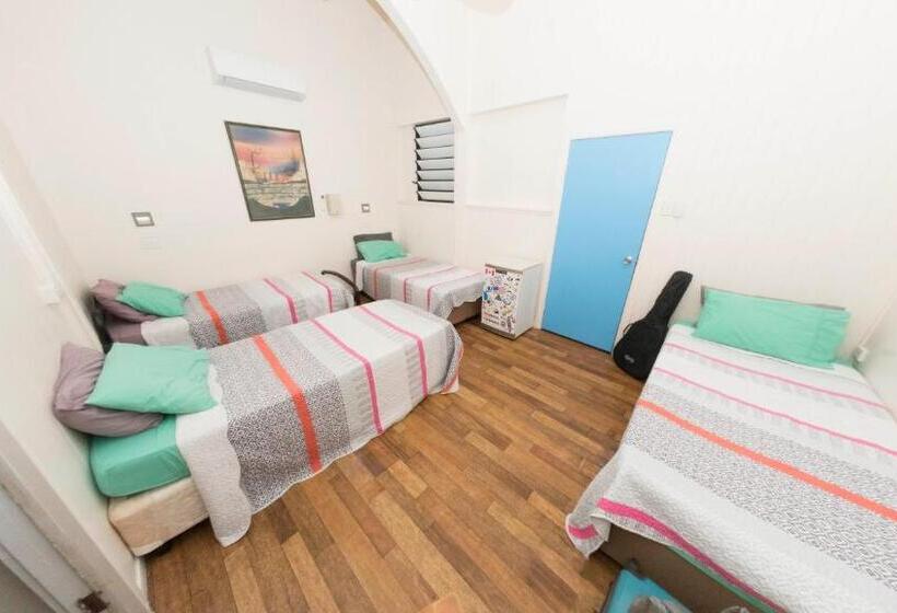 חדר סטנדרט לארבעה, Castaways Backpackers Cairns