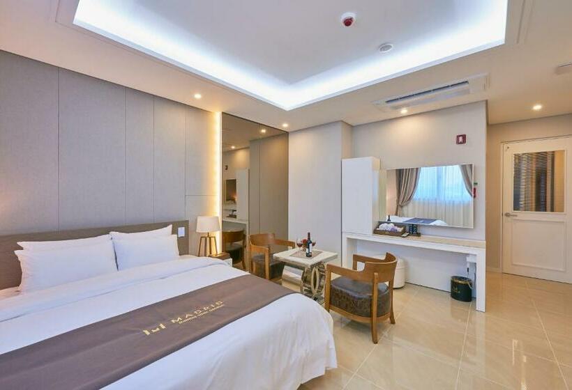 غرفة قياسية مزوَّدة بجاكوزي, Gwangju Madrid