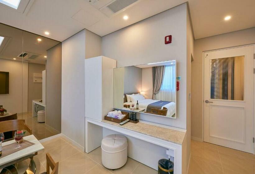 غرفة قياسية مزوَّدة بجاكوزي, Gwangju Madrid