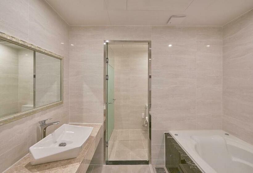 غرفة قياسية مزوَّدة بجاكوزي, Gwangju Madrid