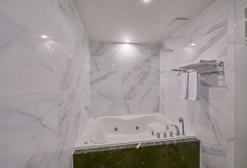 غرفة قياسية, Gwangju Madrid