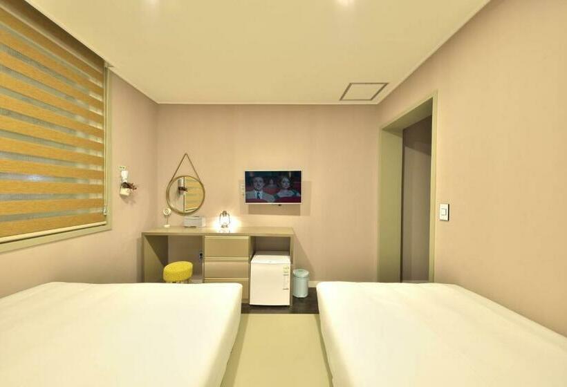 غرفة قياسية ثلاثية, With U Hotel & Guesthouse