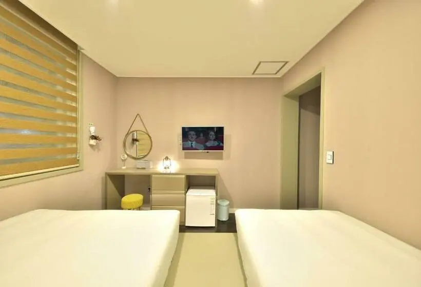 Standard Kolmen Hengen Huone, With U Hotel & Guesthouse