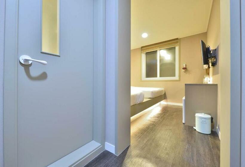 غرفة قياسية ثلاثية, With U Hotel & Guesthouse