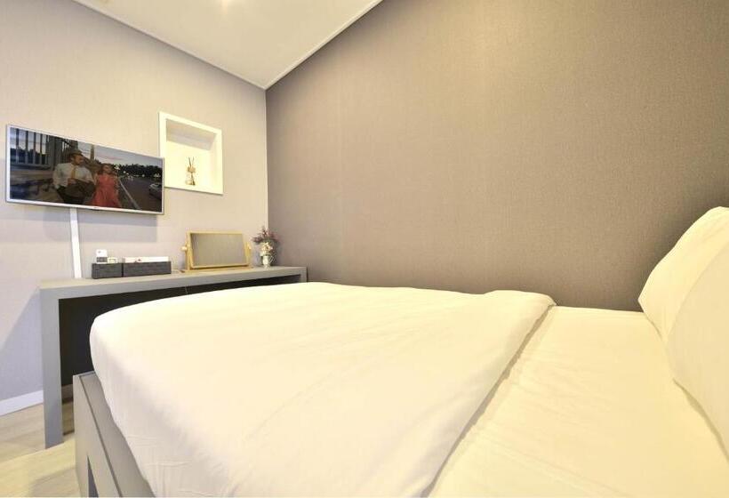 Трехместный Номер Deluxe, With U Hotel & Guesthouse