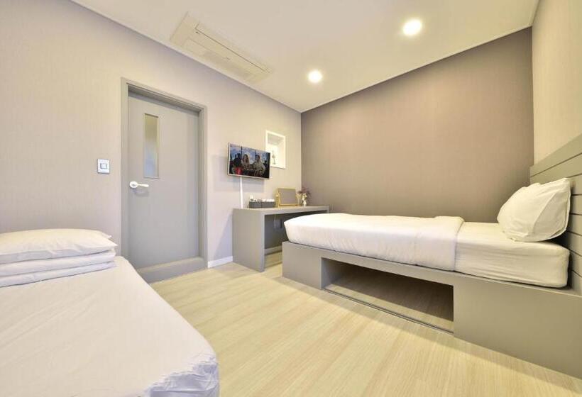 غرفة ديلوكس ثلاثية, With U Hotel & Guesthouse