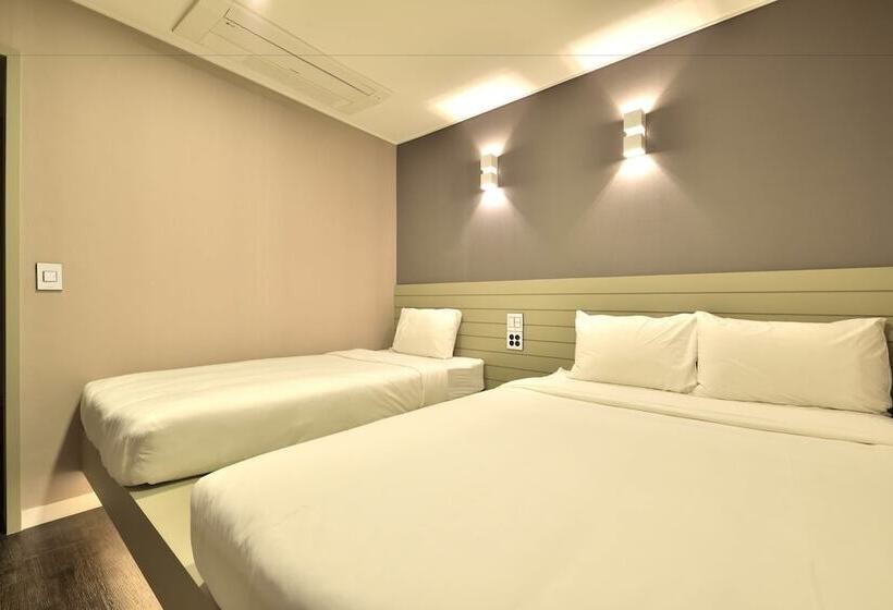 غرفة قياسية ثلاثية, With U Hotel & Guesthouse