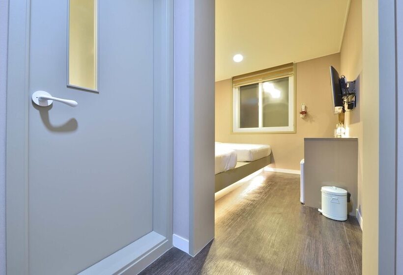 غرفة قياسية ثلاثية, With U Hotel & Guesthouse