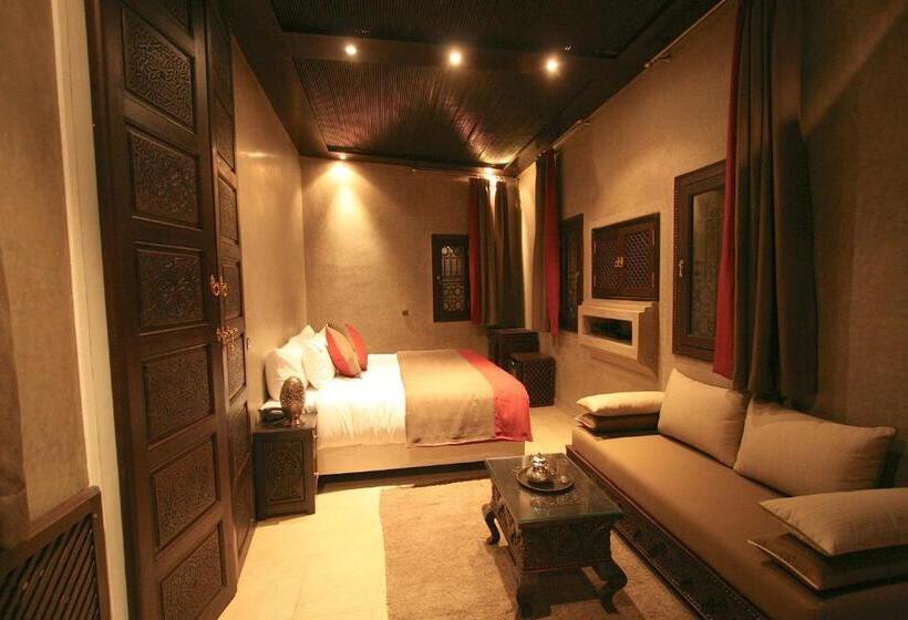Delüks Oda, Riad Omri