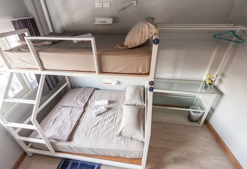 스탠다드 룸 공동 욕실, The Moon Hostel Huahin