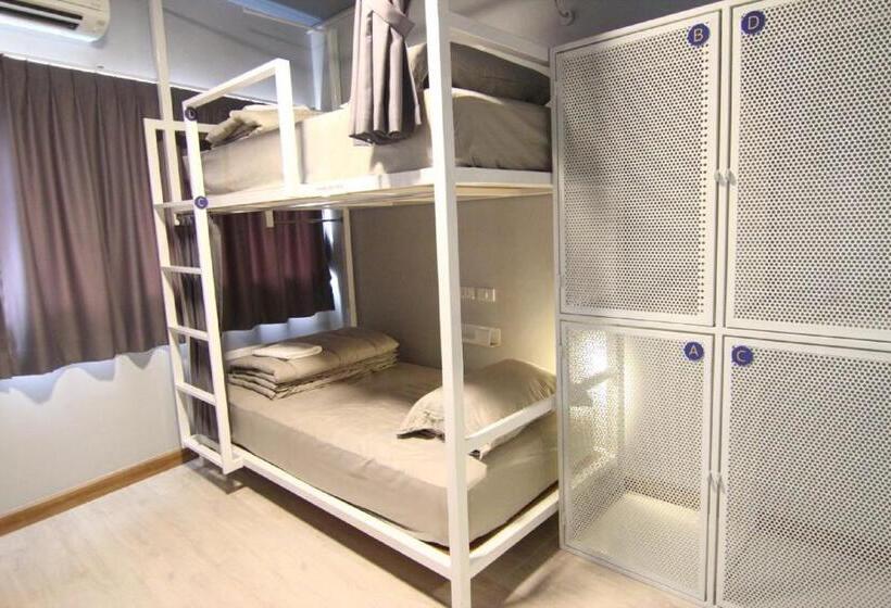스탠다드 4인용 룸 공용 욕실, The Moon Hostel Huahin