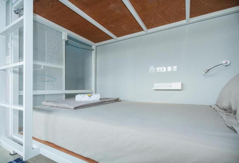 스탠다드 트리픔 룸 공동욕실, The Moon Hostel Huahin