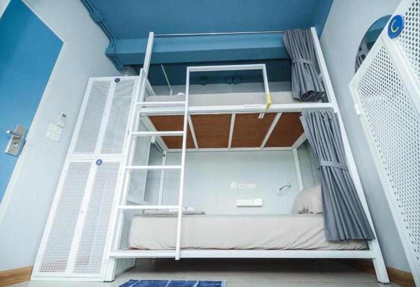 标准三人间共用浴室, The Moon Hostel Huahin