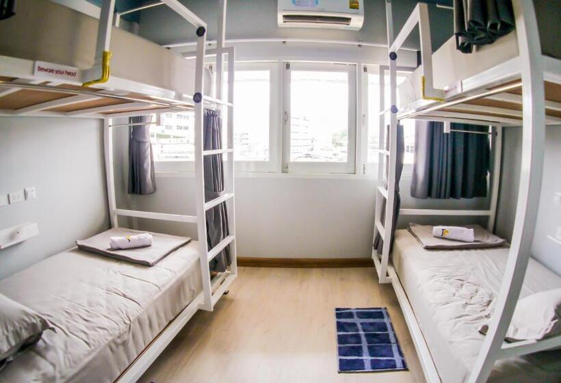 标准三人间共用浴室, The Moon Hostel Huahin