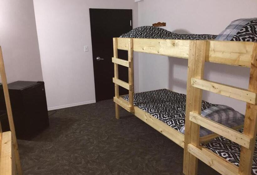 Семейный Номер, Invermere Hostel