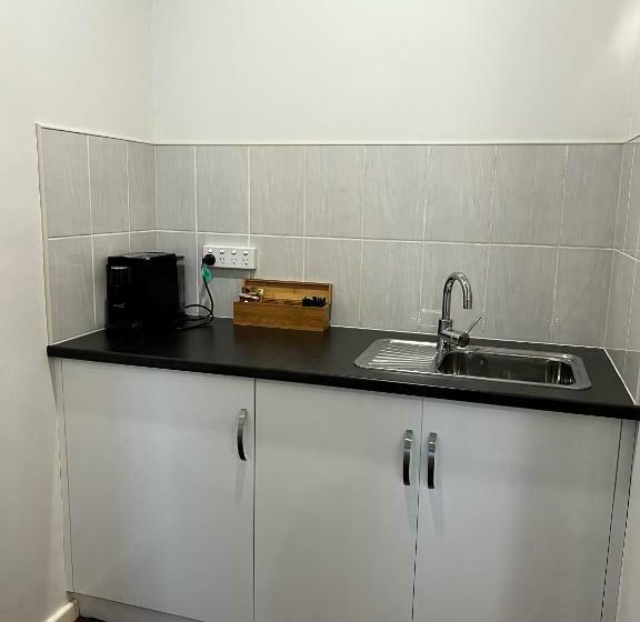 جناح إدارى, Augusta Courtyard Motel