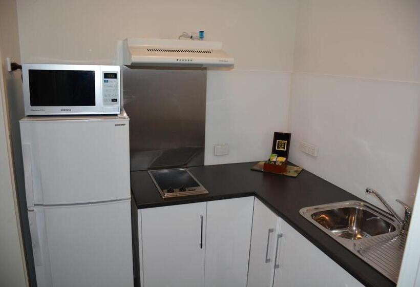 استودیوی استاندارد, Augusta Courtyard Motel