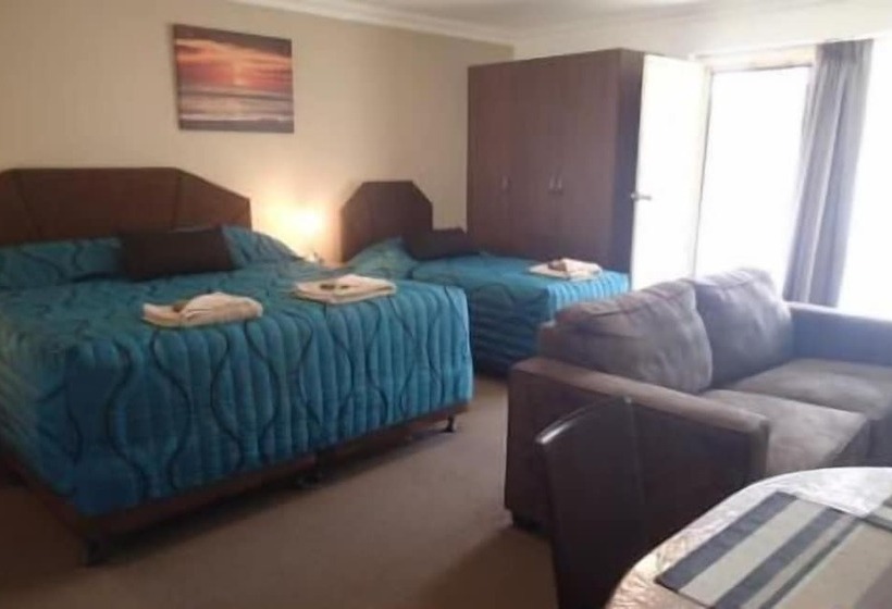 استودیوی استاندارد, Augusta Courtyard Motel