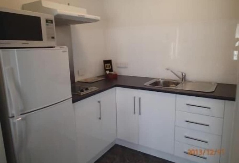 استودیوی استاندارد, Augusta Courtyard Motel