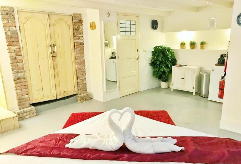 استودیوی لوکس, Amsterdam Home