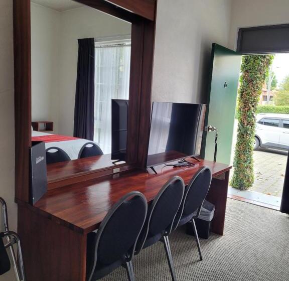 اتاق استاندارد یک تخته با تخت دونفره بزرگ, Seaton Arms Motor Inn