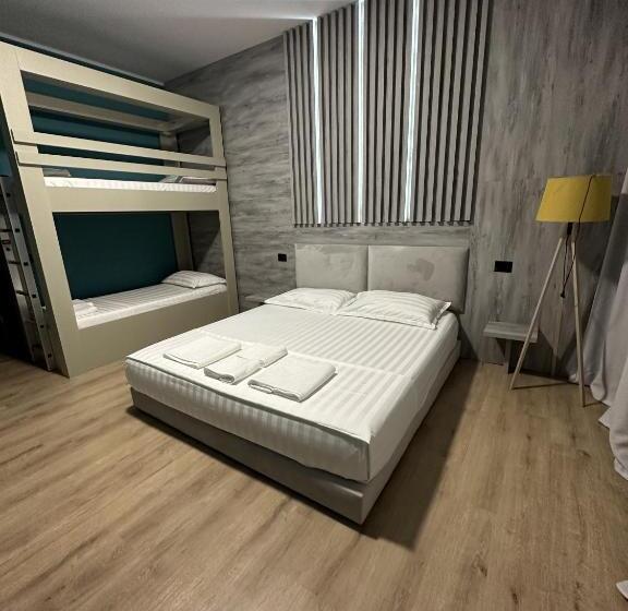 اتاق استاندارد چهارنفره با بالکن, Inn